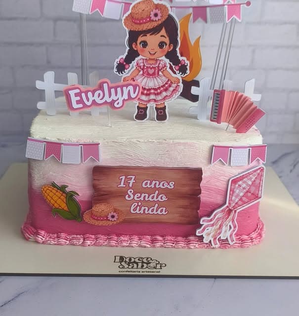 Bolo de festa junina rosa e branco com bandeirinhas e o topo da Evelyn, 17 anos