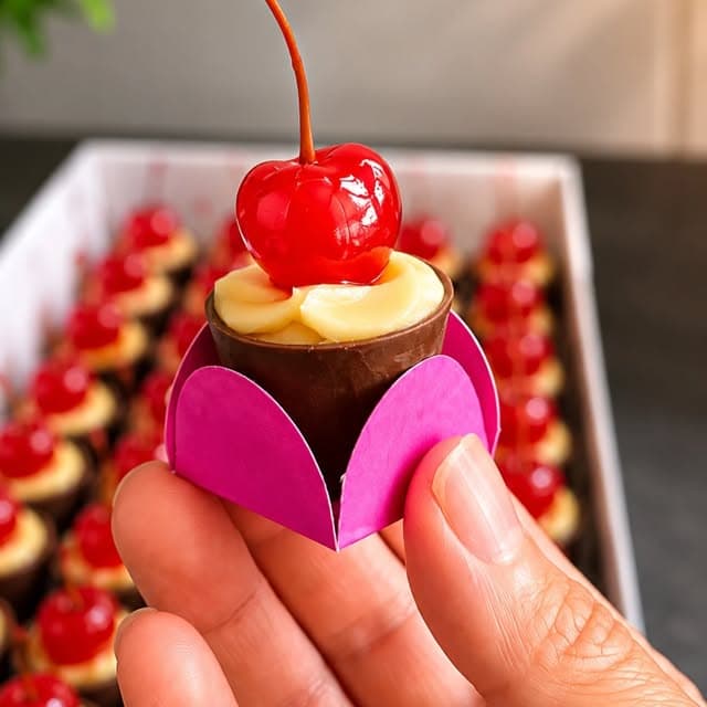Doce fino com cereja em calda e forminha rosa