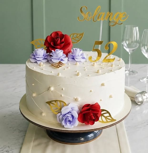 Bolo branco com rosas vermelhas e lilases e o topo dourado de 52 anos da Solange