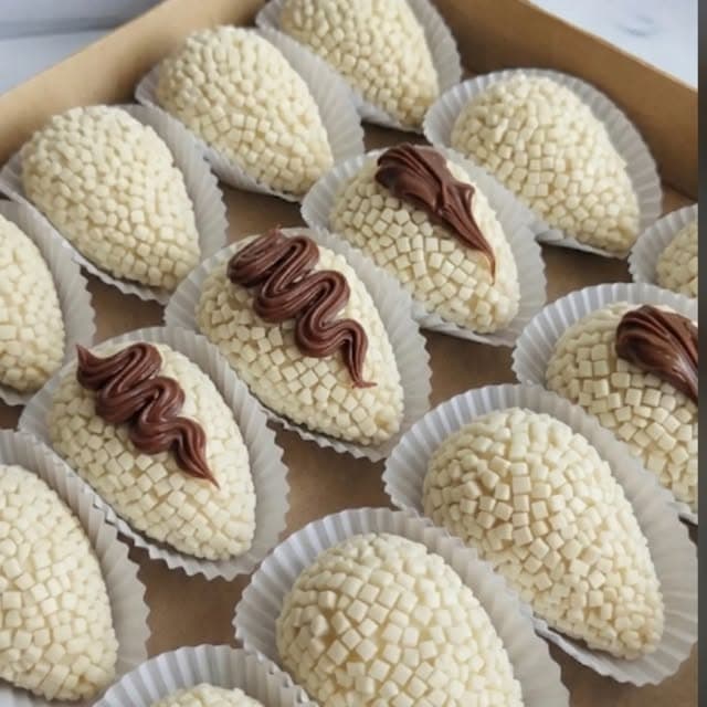 Coxinhas de morango cobertas de chocolate branco com fio de chocolate
